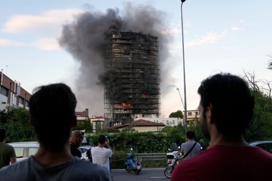 Παραλίγο τραγωδία από φωτιά σε πολυώροφο συγκρότημα κατοικιών στο Μιλάνο