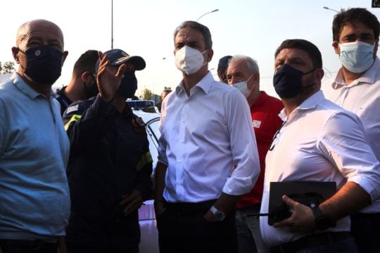 Ένας… ανέμελος πρωθυπουργός στα καμένα