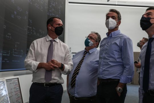 Μετά τις… βουτιές, σύσκεψη για τον καύσωνα και το ηλεκτρικό ρεύμα
