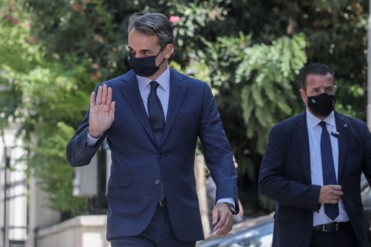 Πρώτα η επικοινωνία, μετά ο ανασχηματισμός