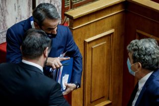 Σε «αναμμένα κάρβουνα» υπουργοί και βουλευτές