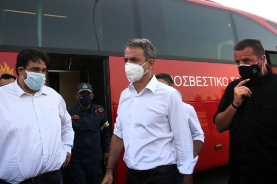 Ο τόπος φλέγεται και ο Μητσοτάκης αυτοθαυμάζεται