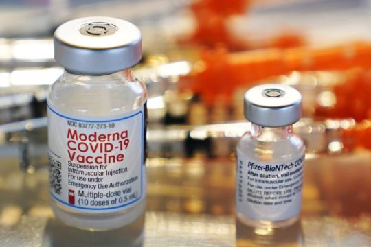Η Γαλλία επιβεβαιώνει την αύξηση της τιμής των εμβολίων, η Ε.Ε. «δεν σχολιάζει»