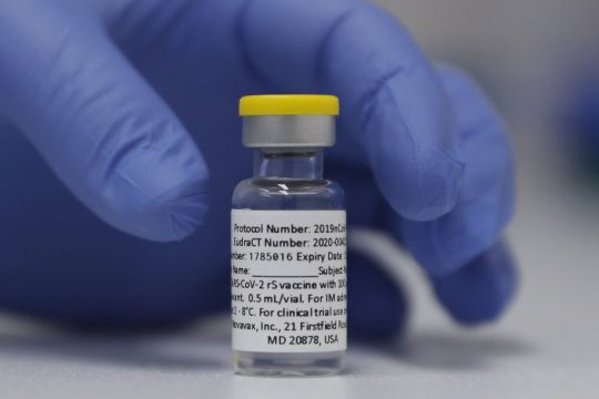 Η Ε.Ε. υπέγραψε συμβόλαιο για έως 200 εκατ. δόσεις εμβολίου της Novavax
