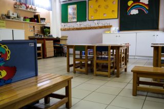 Λέσβος: Στην ουρά για ώρες για μια θέση σε βρεφονηπιακό σταθμό
