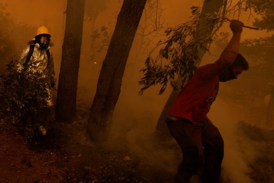 Εύβοια: Με τα χέρια τους σβήνουν τις φλόγες οι πολίτες στο Πευκί, η φωτιά συνεχίζει να προχωράει
