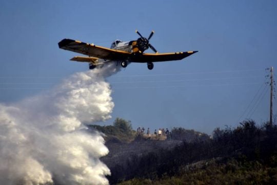 Φωτιά σε δάσος στην Αχαΐα – Σηκώθηκαν αεροσκάφη και ελικόπτερο