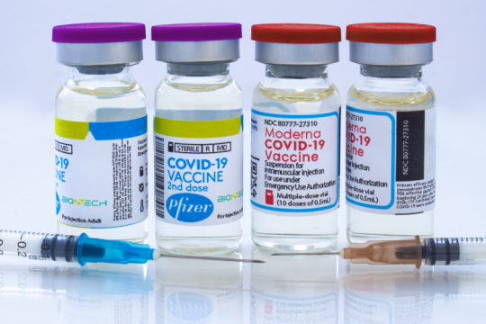 Νέες παρενέργειες από εμβόλια mRNA εξετάζει η Ε.Ε.