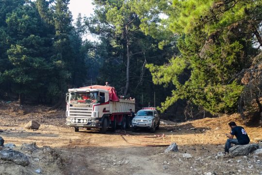 Μάχη με τις αναζωπυρώσεις στα μεγάλα πύρινα μέτωπα