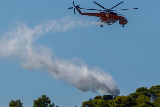 Φωτιά και στα Βίλια