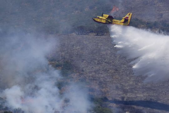 Εκκενώνεται οικισμός λόγω φωτιάς στα Μεσοχώρια της Εύβοιας