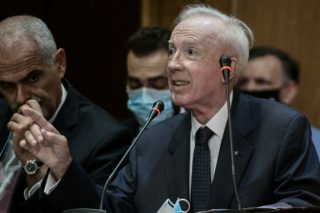 «Παρακολουθώ τας εκπομπάς σας όχι διότι έχουν αξίαν, αλλά διότι έχετε ωραίαν εμφάνισιν»