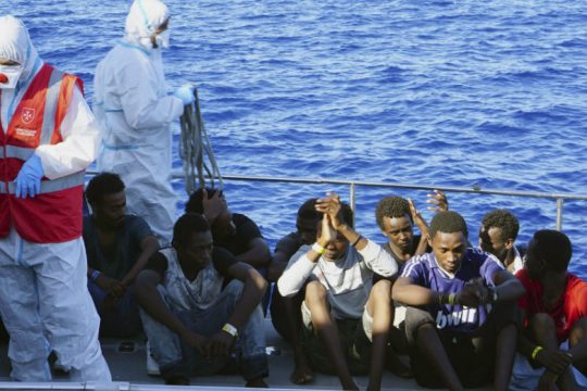 Ασφαλές λιμάνι για εκατοντάδες πρόσφυγες αναζητά το πλοίο Ocean Viking