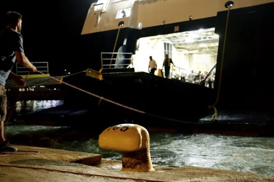 Σύλληψη πλοιάρχου για μεταφορά υπεράριθμών επιβατών