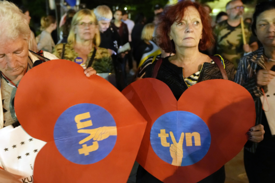 Κομισιόν: Αρνητικό μήνυμα για την ελευθερία του Τύπου το πολωνικό νομοσχέδιο