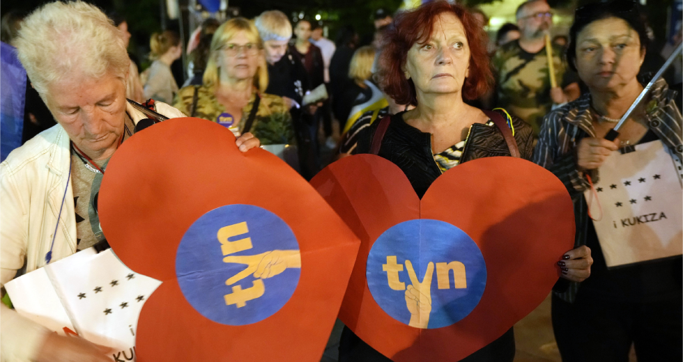 Κομισιόν: Αρνητικό μήνυμα για την ελευθερία του Τύπου το πολωνικό νομοσχέδιο