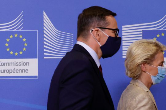 Ένα βήμα πίσω από την Πολωνία στην αντιπαράθεση με την Ε.Ε. 
