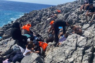 Εξακολουθούν να περιμένουν βοήθεια οι 32 ναυαγοί-πρόφυγες της Λάρου