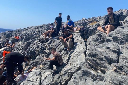 Το Λιμενικό αφήνει αβοήθητους 37 ναυαγούς πρόσφυγες σε βραχονησίδα