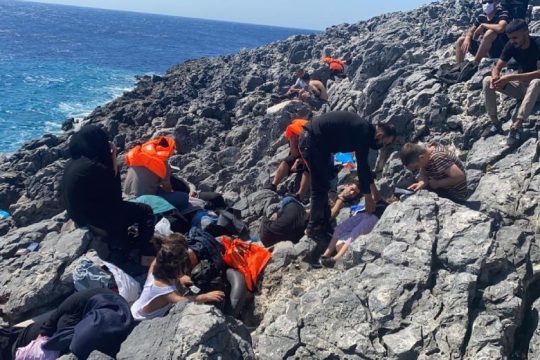 Επιχείρηση διάσωσης ύστερα από 14 ώρες για τους ναυαγούς πρόσφυγες