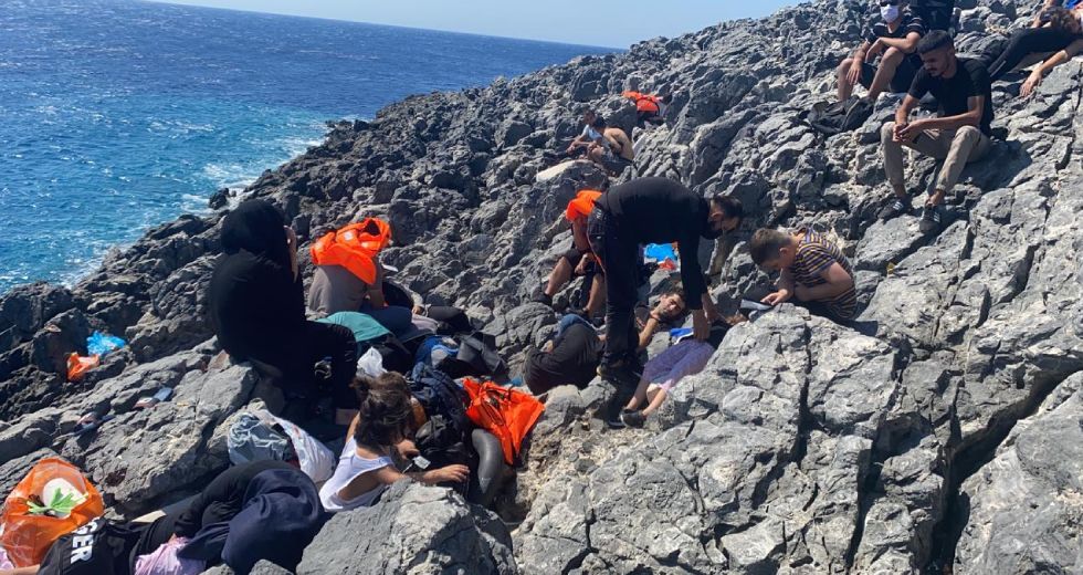 Επιχείρηση διάσωσης ύστερα από 14 ώρες για τους ναυαγούς πρόσφυγες