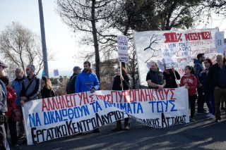 Επιμένουν στην έξωση πυρόπληκτων