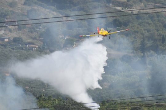 Μεγάλη κινητοποίηση της πυροσβεστικής για φωτιά λίγο έξω από το Ηράκλειο