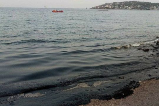 Συλλήψεις για θαλάσσια ρύπανση στον Βόλο