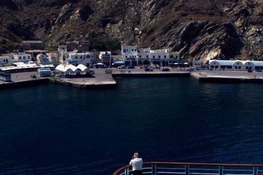 Εισροή υδάτων σε καταμαράν με 333 επιβάτες