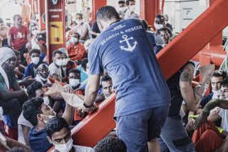 Επιτέλους αποβιβάστηκαν στη Σικελία οι 700 διασωθέντες πρόσφυγες