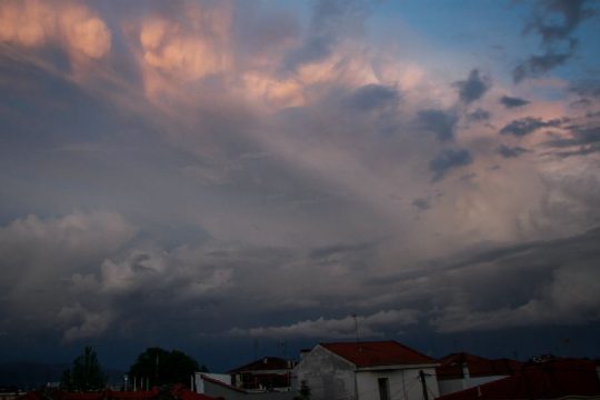 Μικρή πτώση της θερμοκρασίας, καταιγίδες στα ορεινά ηπειρωτικά