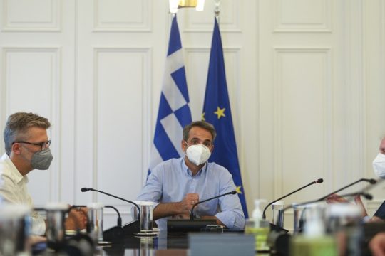 Νέο επικοινωνιακό σόου, ενώ η Αττική φλέγεται