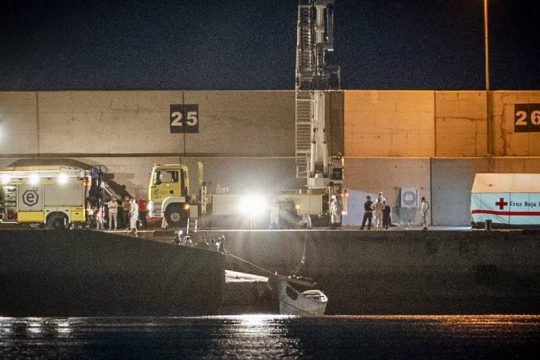 Μια επιζήσασα και 52 αγνοούμενοι από βύθιση λέμβου που μετέφερε μετανάστες στην Ισπανία