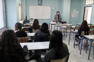 Αγωνία για 120.000 αναπληρωτές
