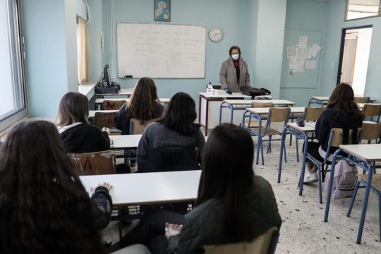 Αγωνία για 120.000 αναπληρωτές