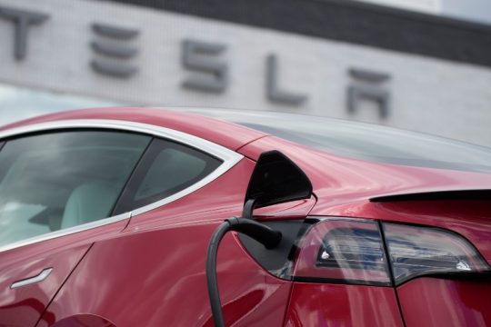 Έρευνα στις ΗΠΑ για τα οχήματα Tesla μετά τα ατυχήματα