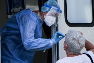 Εκτοξεύτηκε το ποσοστό θετικότητας
