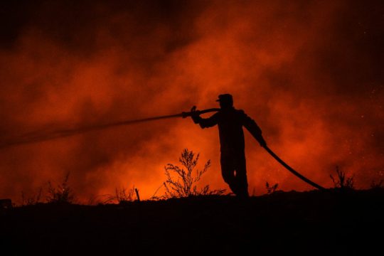 Οι πυρκαγιές στη Μεσόγειο δεν οφείλονται μόνο στην ξηρασία και τους ανέμους