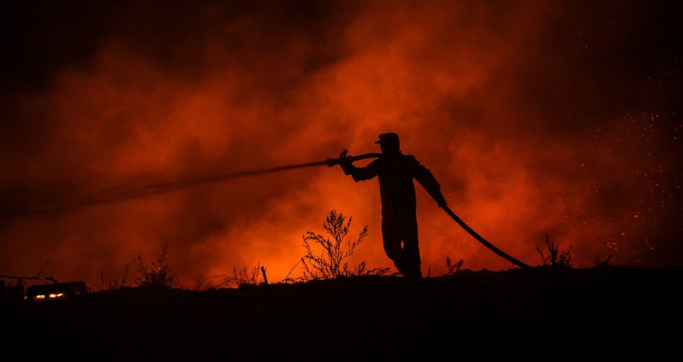 Οι πυρκαγιές στη Μεσόγειο δεν οφείλονται μόνο στην ξηρασία και τους ανέμους