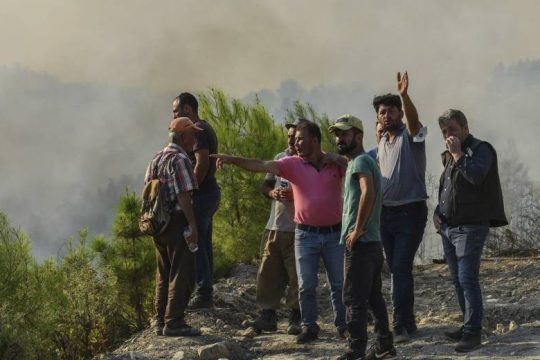 Στις φλόγες σπίτια και μεγάλες εκτάσεις δάσους από τις φονικές πυρκαγιές στην Τουρκία