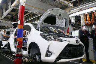 Ξέμεινε από τσιπάκια και η Toyota