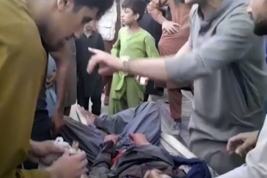Λουτρό αίματος στην Καμπούλ – Θα συνεχίσουμε την εκκένωση λέει ο Μπάιντεν