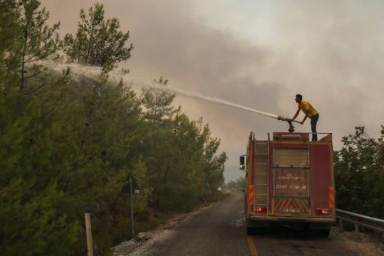 Οργή κατά Ερντογάν για τις πυρκαγιές, τρία αεροσκάφη έστειλε η Ε.Ε.