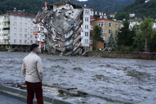 Ανυπολόγιστες καταστροφές, τουλάχιστον 17 νεκροί από τις πλημμύρες στην Τουρκία