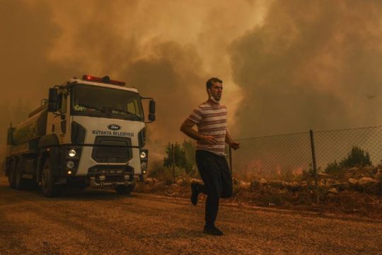 Οκτώ οι νεκροί από τις δασικές πυρκαγιές στην Τουρκία – η μάχη με τις φλόγες συνεχίζεται