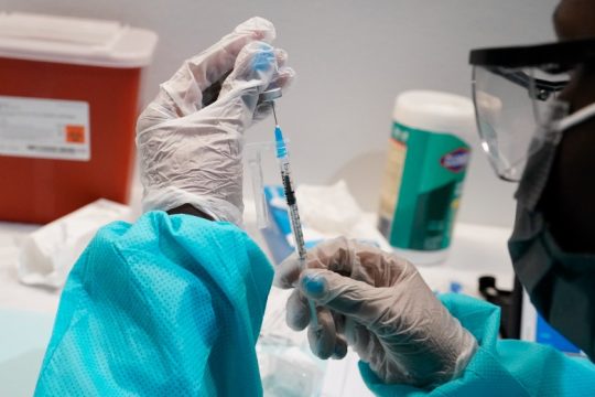 Όλο και περισσότερες επιχειρήσεις στις ΗΠΑ επιβάλλουν εμβολιασμό εργαζομένων