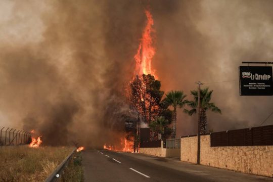 Εισαγγελική έρευνα για τα αίτια της φωτιάς στη Βαρυμπόμπη