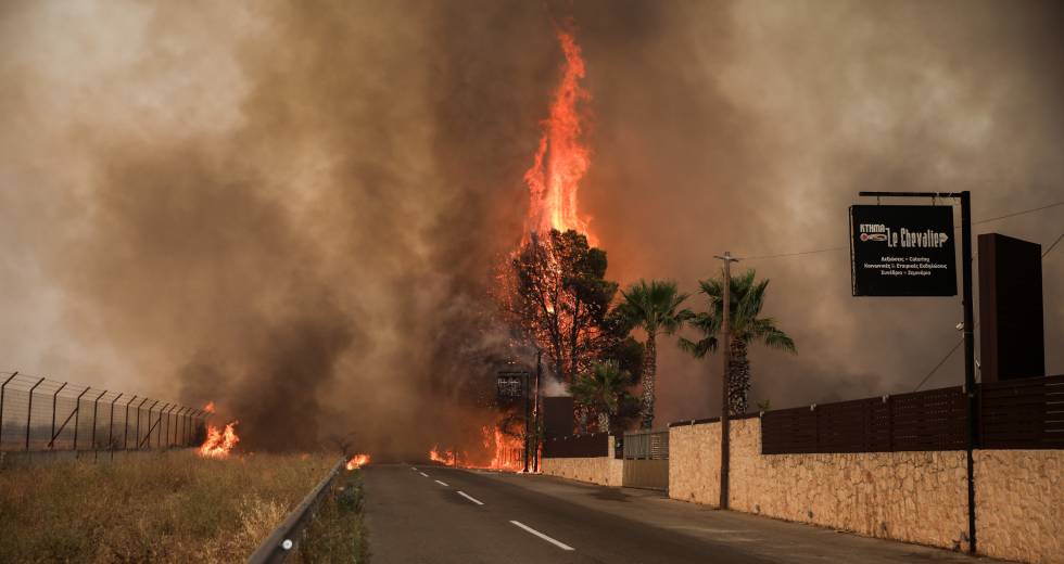 Εισαγγελική έρευνα για τα αίτια της φωτιάς στη Βαρυμπόμπη