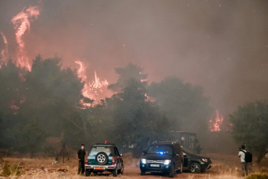 Μάχη με τις αναζωπυρώσεις στα Βίλια