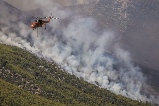 Εξ οικείων τα βέλη για το φιάσκο με τις πυρκαγιές